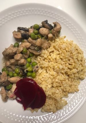 Gombás zöldborsós csirkemell bulgurral recept fotója