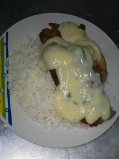 Una foto de Churrasco con salsa de queso y arroz