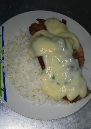 Una foto de Churrasco con salsa de queso y arroz
