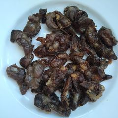 A picture of Fried chicken gizzards in lard.