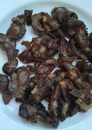 A picture of Fried chicken gizzards in lard.