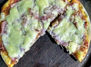 Una foto de Pizza de panceta crocante, jamón cocido y queso pategrás
