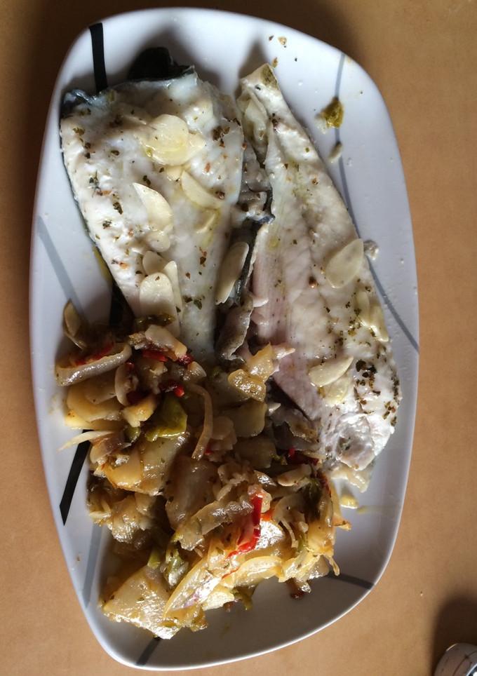 Una foto de Lomos de rodaballo en papillote con patatas panaderas