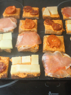 Una foto de Canapé con embutido