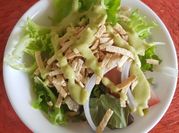 Una foto de ensalada con tortillas