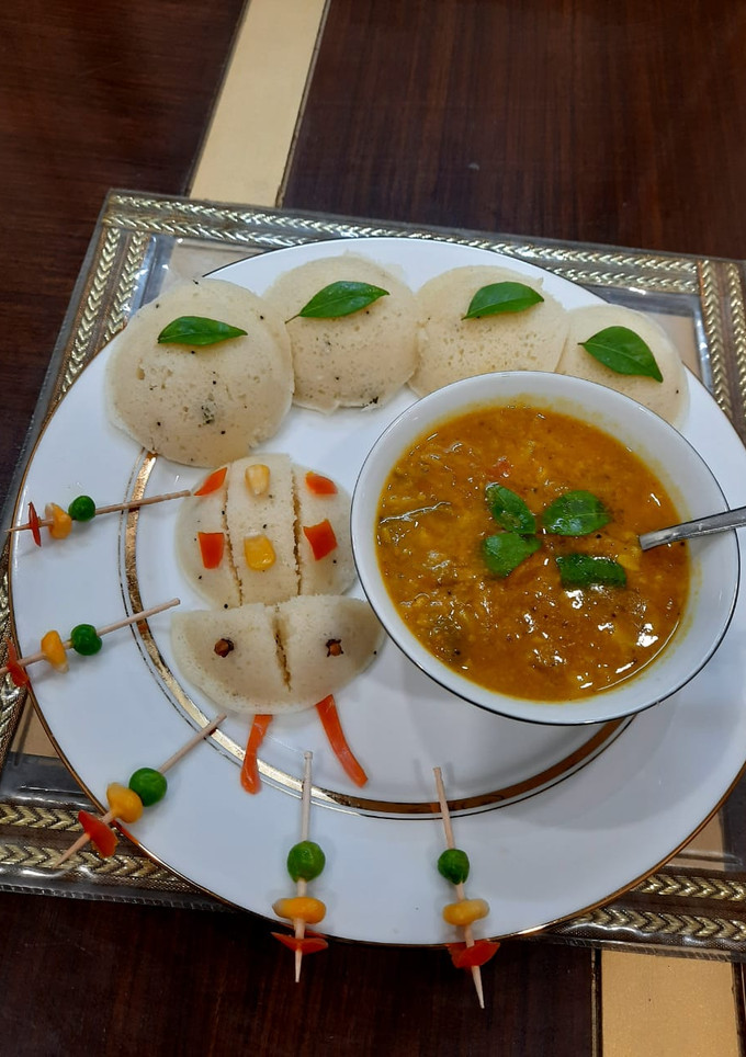 A picture of Idli Sambhar.