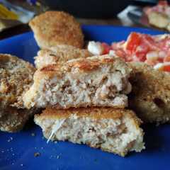 Una foto de Nuggets de pollo caseros con ensalada