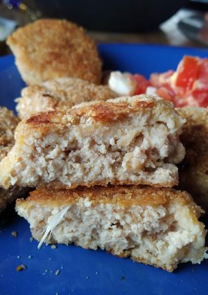 Una foto de Nuggets de pollo caseros con ensalada