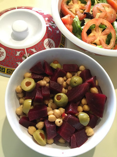 Una foto de Ensalada de Remolacha-Garbanzos-Aceitunas Rellenas