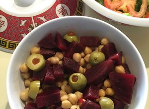 Una foto de Ensalada de Remolacha-Garbanzos-Aceitunas Rellenas