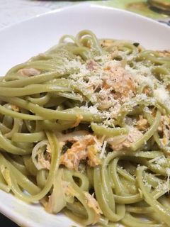 Una foto de Fideos verdes con salsa de atún