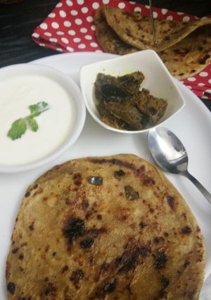 सत्तू अचारी परतदार परांठा रेसिपी मुख्य फोटो