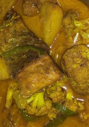 ফুলকপি আর আলু দিয়ে রুই মাছের ঝোল (Fulkopi ar alu diye rui macher jhol recipe in bengali) রেসিপির প্রধান ছবি