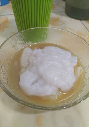 A picture of Bubur Sumsum (rice porridge with palm sugar sauce).