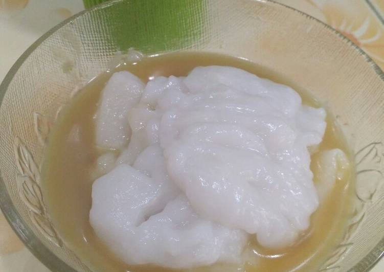 Bubur Sumsum (rice porridge with palm sugar sauce)
