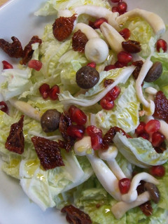 Una foto de Ensalada de col china, setas y granada con vinagreta de fruta