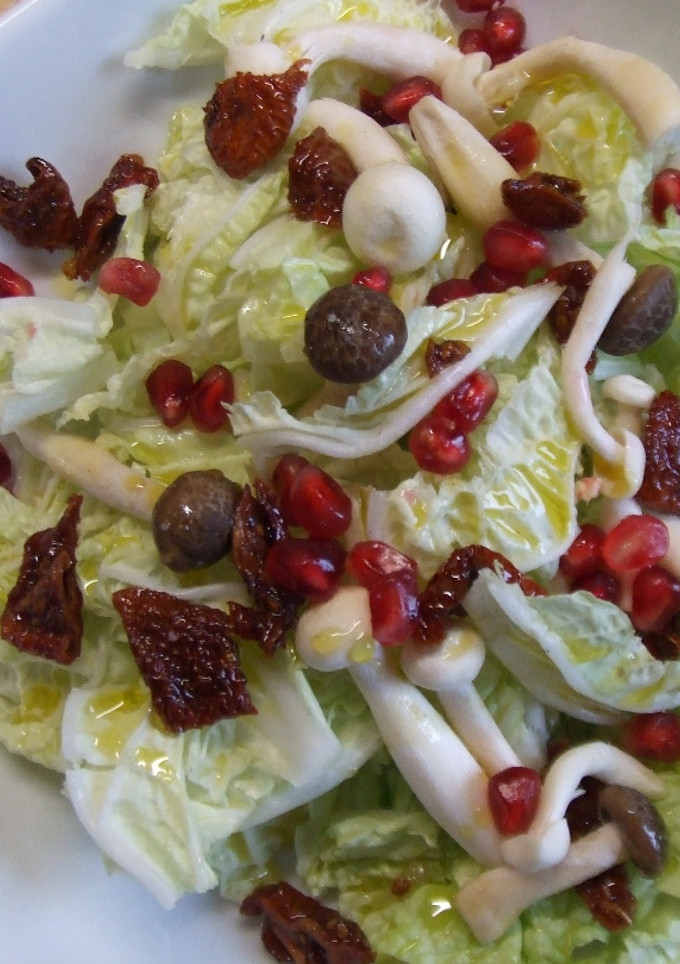 Una foto de Ensalada de col china, setas y granada con vinagreta de fruta