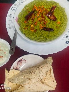 लसुणी पालक खिचडी (lasuni palak khichdi recipe in marathi) रेसिपी चे मुख्य फोटो