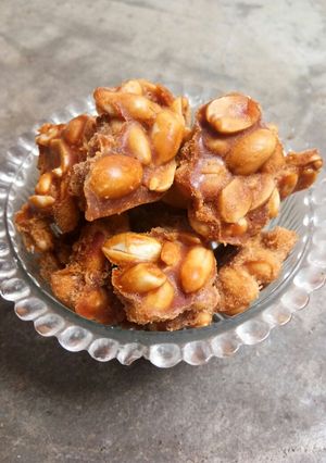 A picture of Jaggery Peanut Chunks.