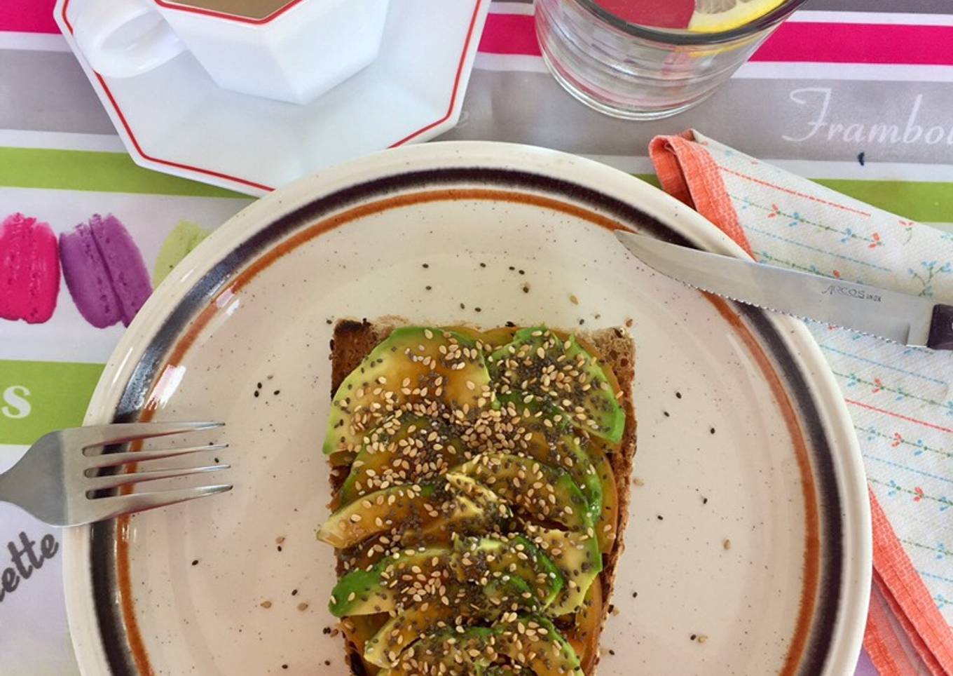 Tosta de aguacate y tomate con semillas de chía