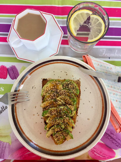 Una foto de Tosta de aguacate y tomate con semillas de chía