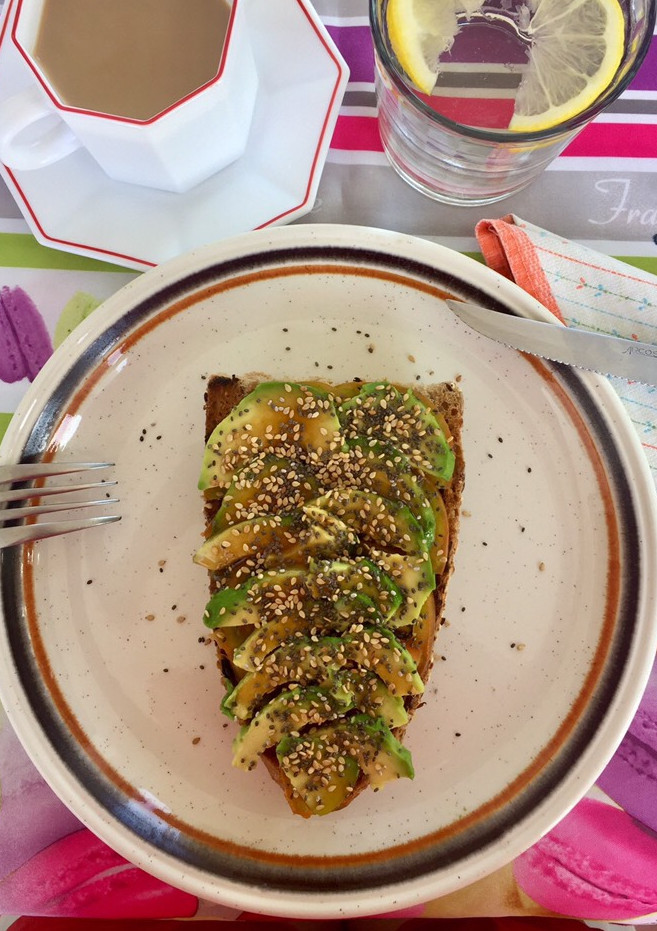 Una foto de Tosta de aguacate y tomate con semillas de chía