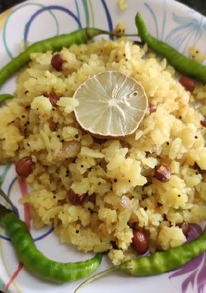 टी टाइम स्नैक्स (इंदौरी पोहा) (Tea time snacks Indori poha recipe in Hindi) रेसिपी मुख्य फोटो