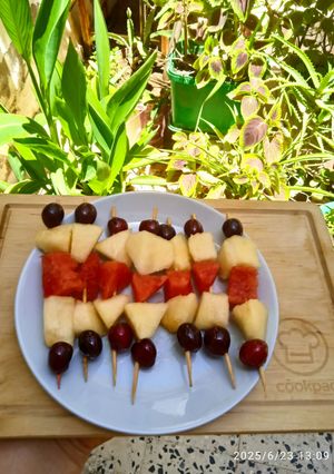 Une photo de Brochettes fruits de saison 🍒🍌🍉