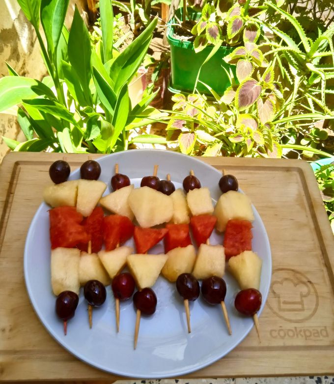 Une photo de Brochettes fruits de saison 🍒🍌🍉