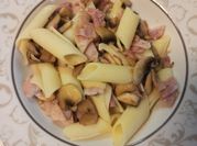 Una foto de macarrones con bacon y champiñones