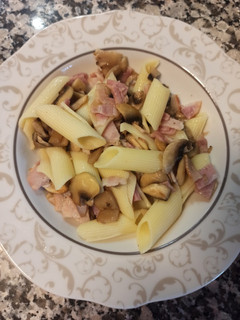 Una foto de Macarrones sin gluten con bacon y champiñones