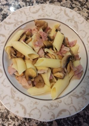 Una foto de Macarrones sin gluten con bacon y champiñones