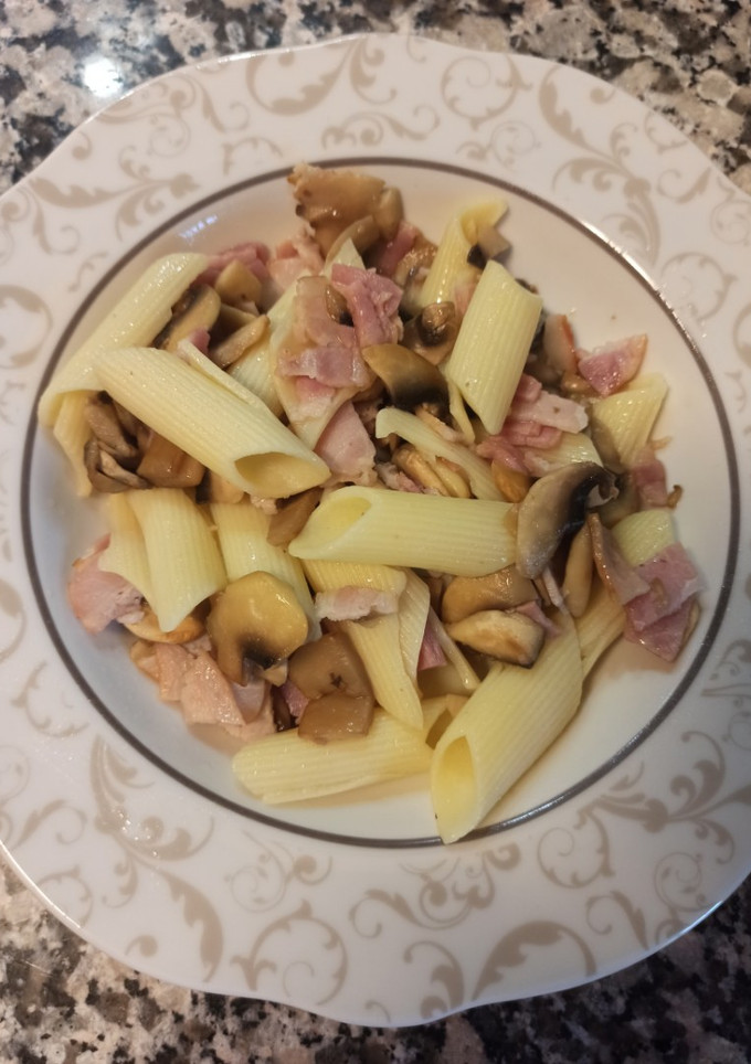 Una foto de Macarrones sin gluten con bacon y champiñones