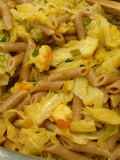 Una foto de Macarrones con gambas y verduras