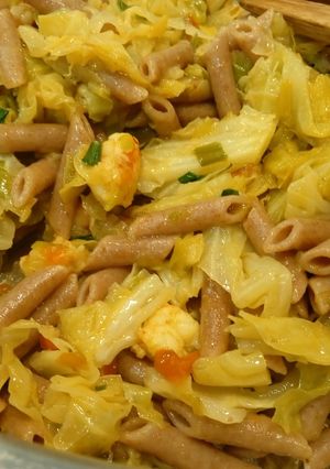 Una foto de Macarrones con gambas y verduras