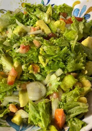Una foto de Ensaladita de aguacate 🧡