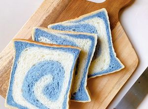 Hình của món Bánh mì gối hoa đậu biếc|Butterfly pea flower bread 🧊.