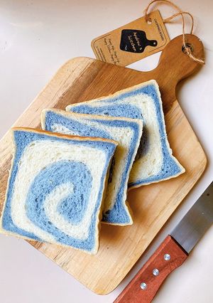 Hình của món Bánh mì gối hoa đậu biếc|Butterfly pea flower bread 🧊.