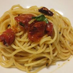 A picture of Spaghetti con pomodorini confit spaghetti with roasted tomatoes.