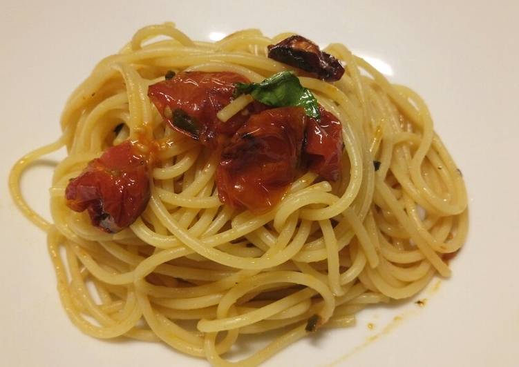 Spaghetti con pomodorini confit spaghetti with roasted tomatoes