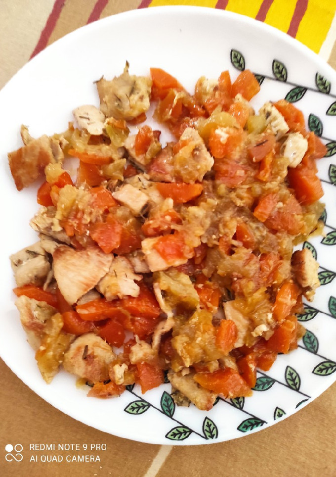 Una foto de Pollo con calabacín y zanahoria