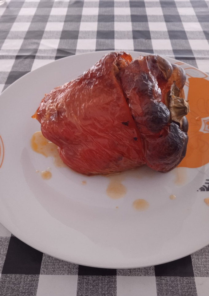 Una foto de Pimiento rojo relleno de ternera al horno