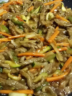 Una foto de Ternera salteada con verduras