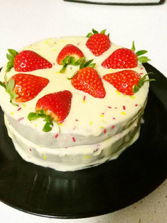 Una foto de Tarta de fresa y chocolate blanco