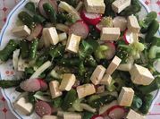 Una foto di tofu al sesamo