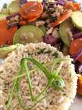 Wok de vegetales y pescado con arroz integral al natural