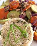 Wok de vegetales y pescado con arroz integral al natural