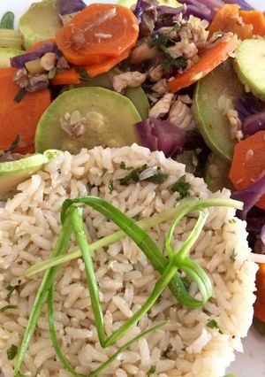 Una foto de Wok de vegetales y pescado con arroz integral al natural