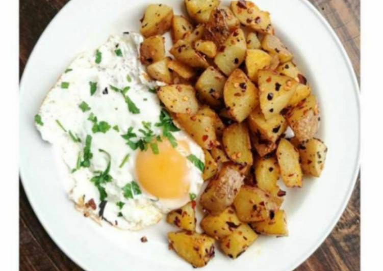 Fried potatoes and egg -breakfast