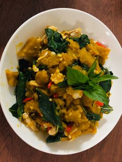 รูปของ ผัดฟักทองพริกสดใส่เนื้อไก่ (Stir fried pumpkin and chicken with red chili and basil)